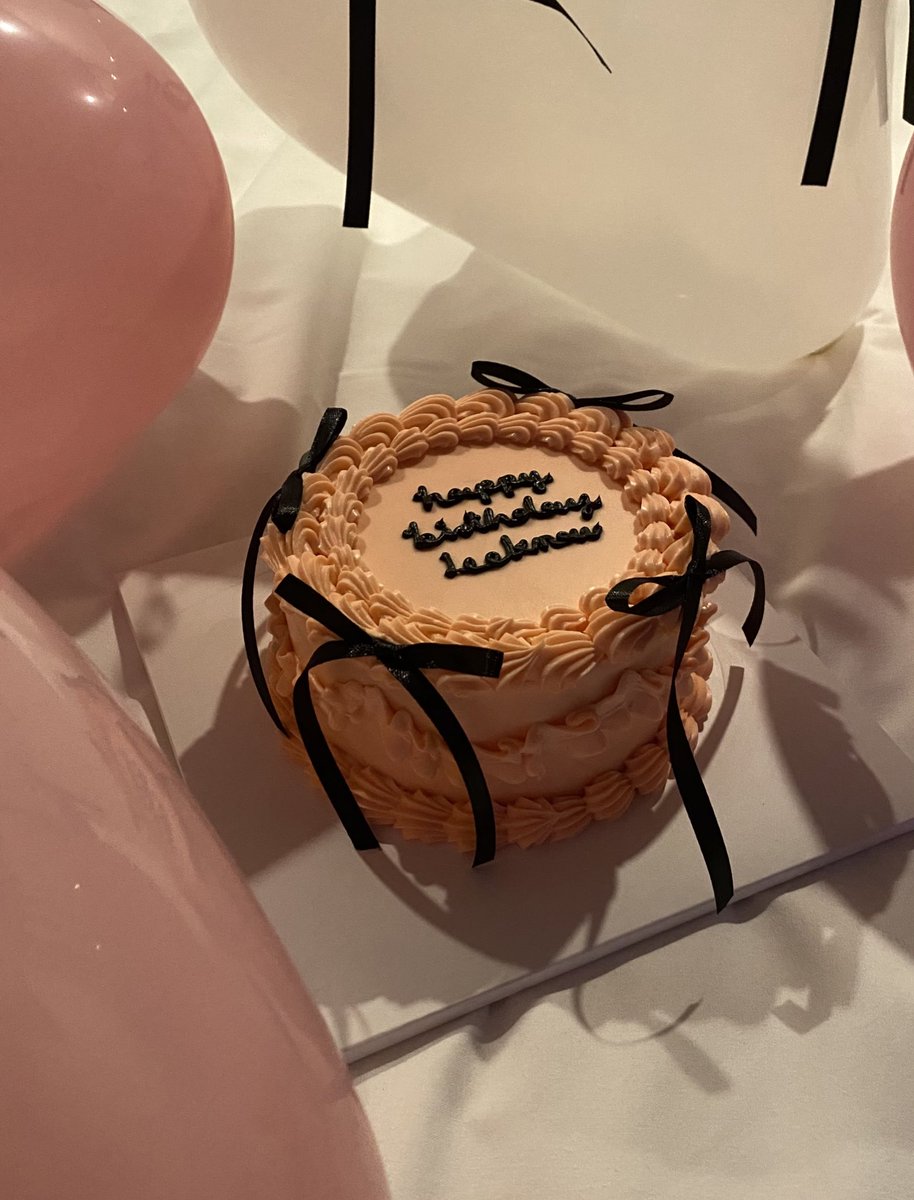 skzoir's tweet photo. Happy Leeknow Day 🐰🎀 https://t.co/RGs1tJ9zmp
