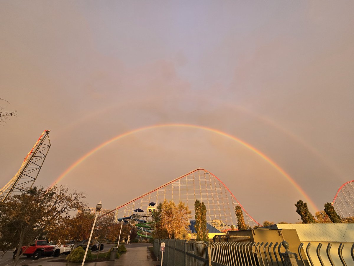 AlexGillman21's tweet photo. Nice view to wake up to! @TonyClarkCP @cedarpoint https://t.co/49bydmaqNO