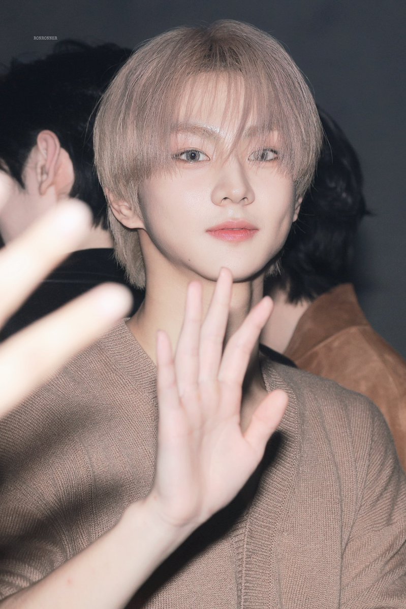 jungwonfeeds's tweet photo. I lived to the day when I saw Jungwon's blonde hair luckily https://t.co/NVU0gGFcEr