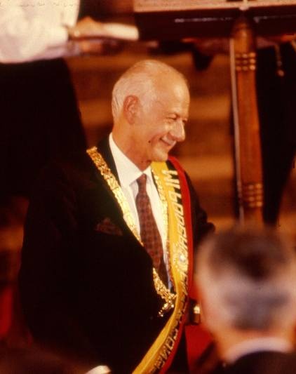 Sixto enfrentó agresivos apagones, crisis económica y una guerra. 

¿Se repite la historia? ¿Aprendimos la lección?