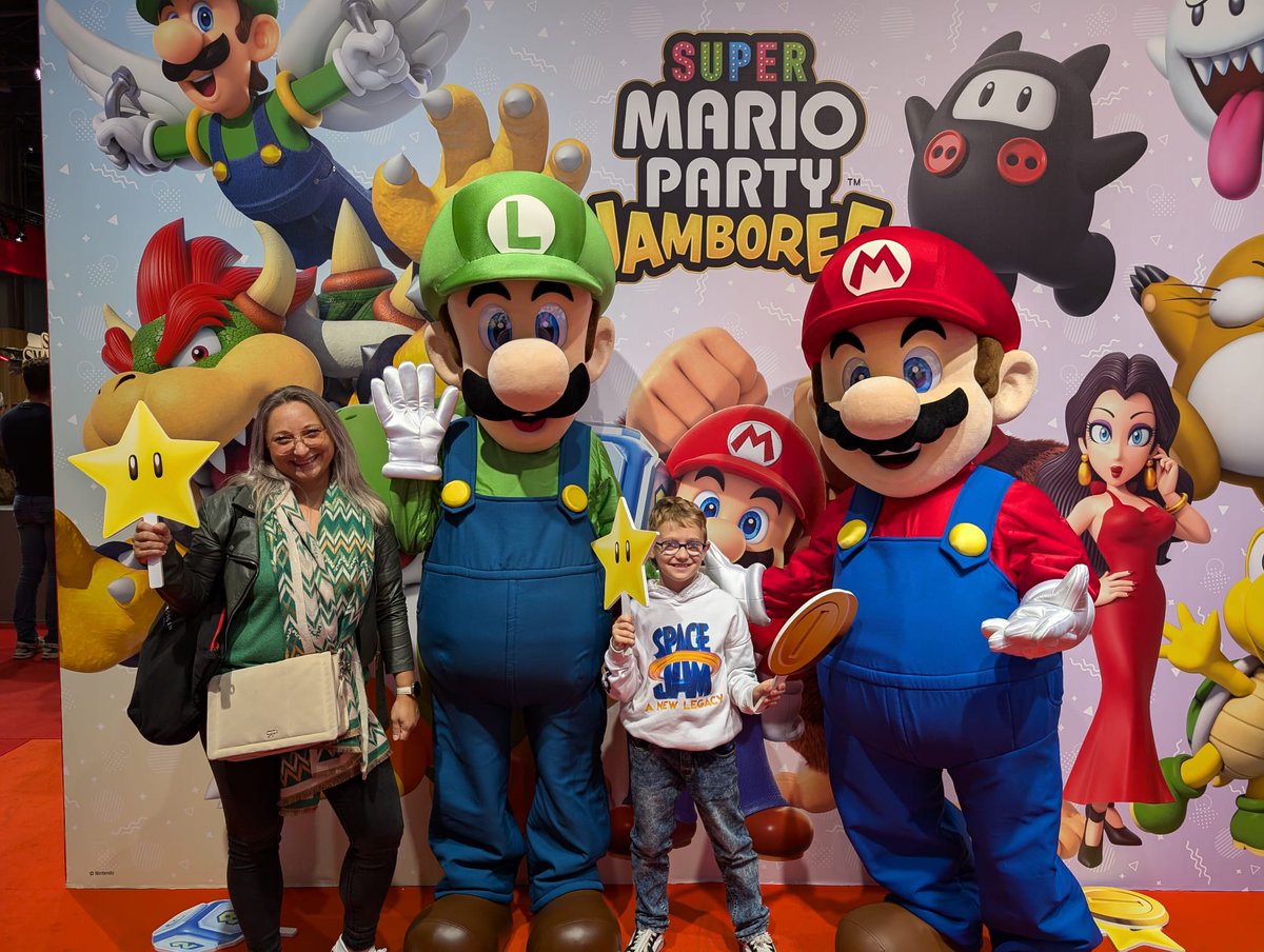 blondinberlin's tweet photo. @NintendHOME @NintendoFrance Le petit frère avec ses deux grands frères préférés !
Super Mario Bros. Wonder a été fantastique, mais il a un faible pour Super Mario Odyssey. 
Vivement Noël pour Jamboree! #NintendoPGW https://t.co/eZZaXp0GRg