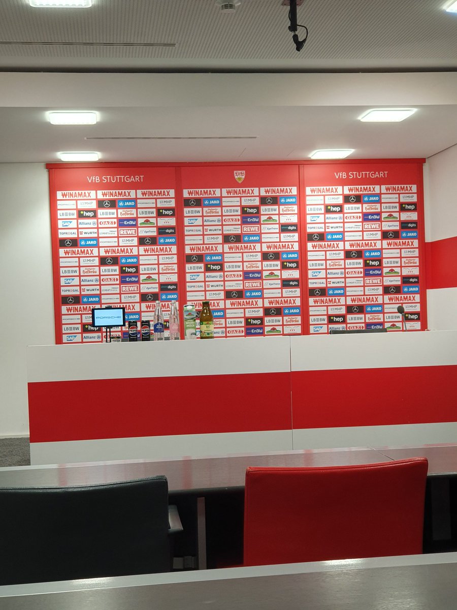 d_ha24's tweet photo. #VfB-Personal-News von der #VfBPK:
#Führich ist wieder im Kader, #AlDakhil &amp; #Nartey spielen am Sonntag in der #VfBU21. #Stiller hat sich bei #JUVVfB den Finger gebrochen, wird mit Schiene spielen.
Größere Rotation wurde von #Hoeneß angekündigt, ohne Details zu verraten. #VfBKSV https://t.co/ww5BVh5oNm
