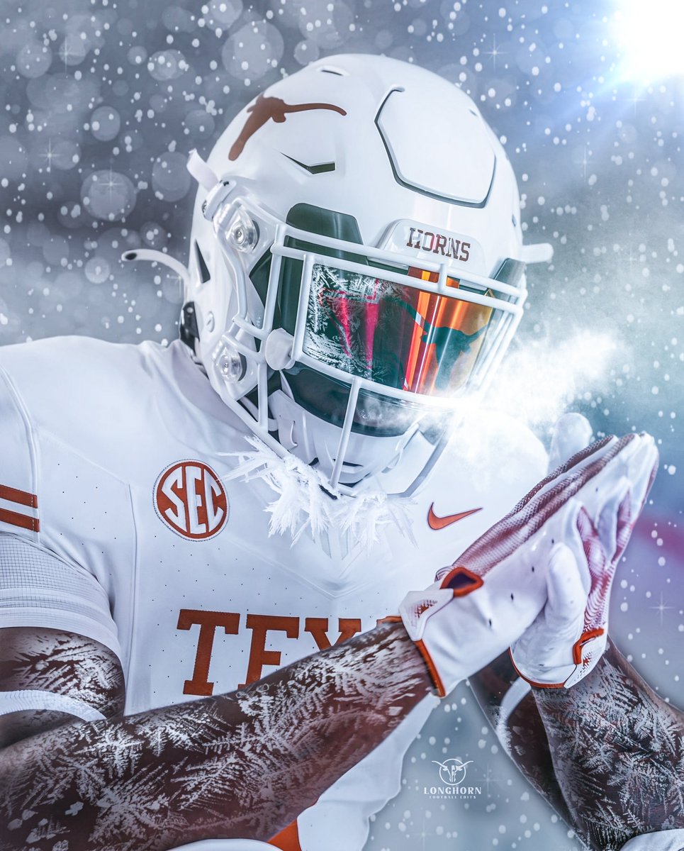 UTFootballEdits's tweet image. The ICY WHITES are so clean! 🥶🤘🏽