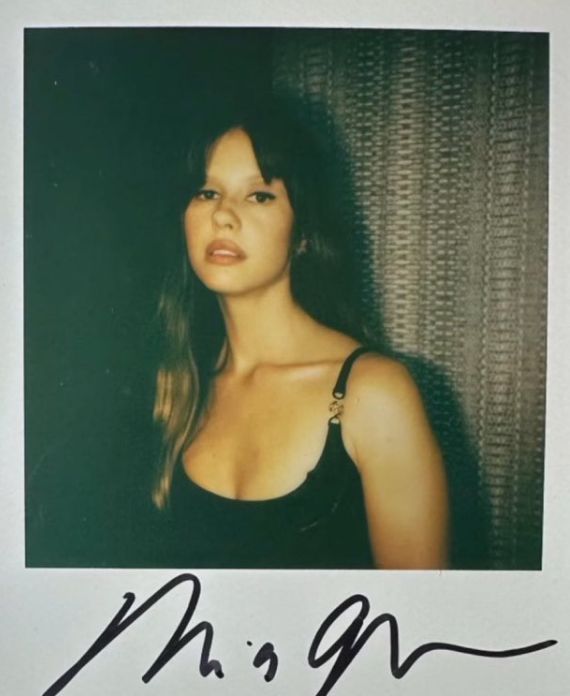 Hoje é o aniversário de uma das maiores atrizes da década: Mia Goth.