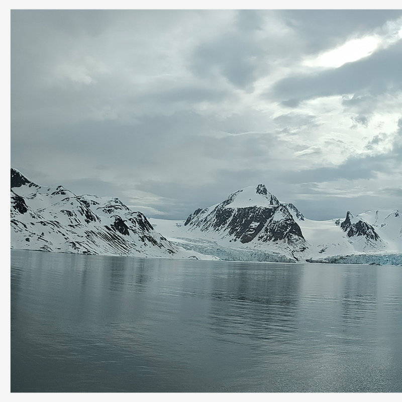 Moto's tweet photo. Raw beauty as far as the 👀 can see. Explore the North pole with @corninggorilla and motorola razr. 
#MotorolaXCorning #GorillaTough