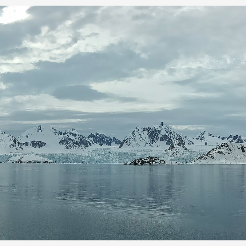 Moto's tweet photo. Raw beauty as far as the 👀 can see. Explore the North pole with @corninggorilla and motorola razr. 
#MotorolaXCorning #GorillaTough