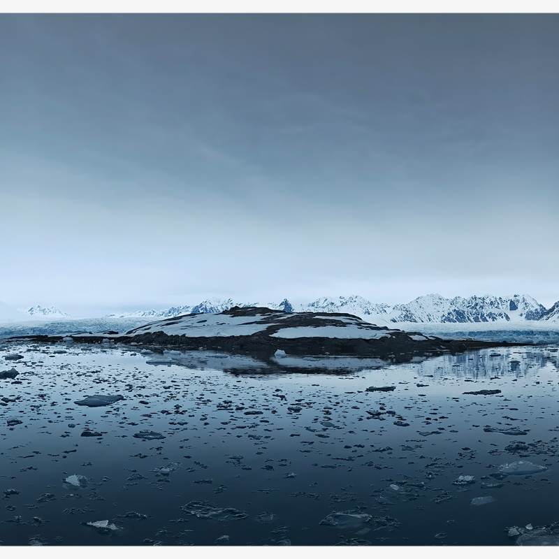Moto's tweet photo. Raw beauty as far as the 👀 can see. Explore the North pole with @corninggorilla and motorola razr. 
#MotorolaXCorning #GorillaTough