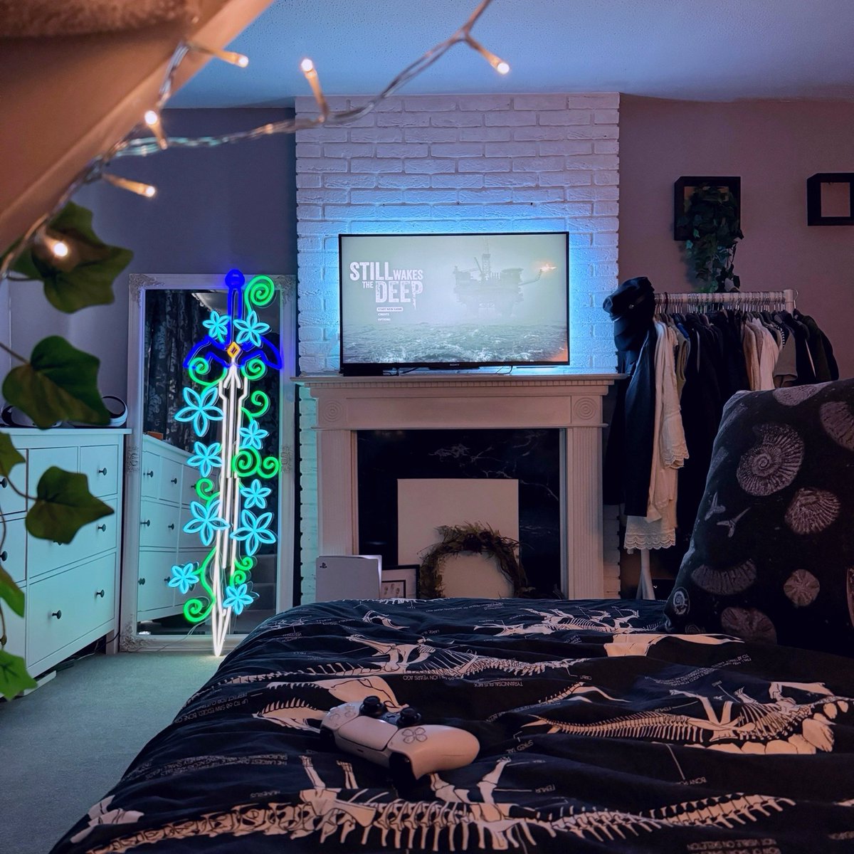 Living my best horror game cozy life this autumn 🍂 thank you <a href="/WeAreSecretMode/">Secret Mode</a> for the Still Wakes the Deep game code. #ps5 #PlayStation