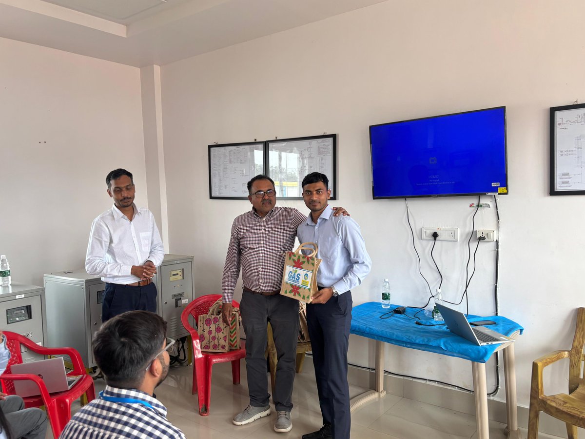 BPCLGas_KA2's tweet photo. As a gesture of appreciation, Bidar GA distributed jute bags and sweets to the trainees, reinforcing our commitment to sustainable practices and expressing our gratitude to the future leaders of our industry. #FutureLeaders #FutureofBPCL #BPCLPride #Humandevelopement #Training https://t.co/X39sXTC4ZK