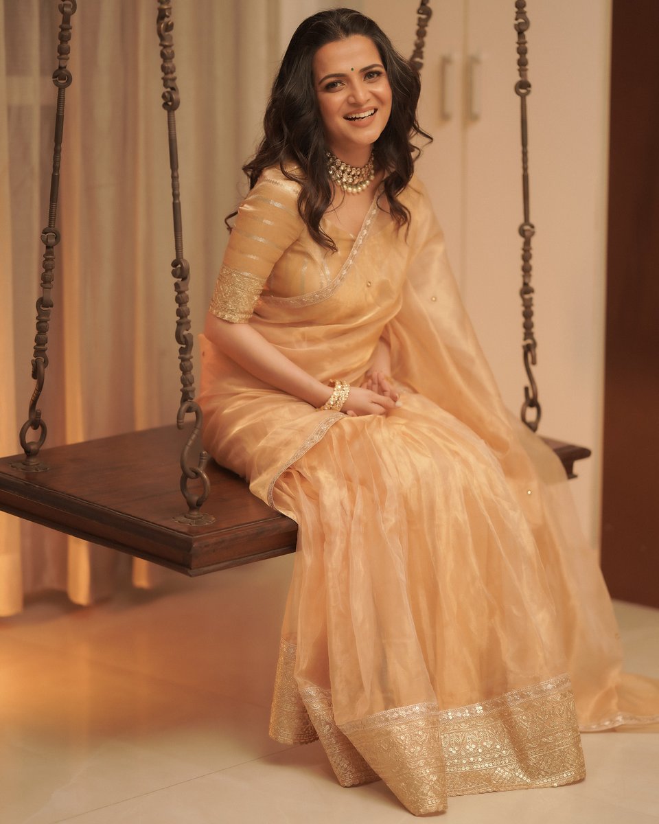 KarthickS_31's tweet photo. Elegance Personified ❤️
My all time crush 💖 @DhivyaDharshini ma 🥰

Picture @camsenthil 👌🏼 work bro 

#DhivyaDharshini #DDNeelakandan https://t.co/4rloQTBFB3