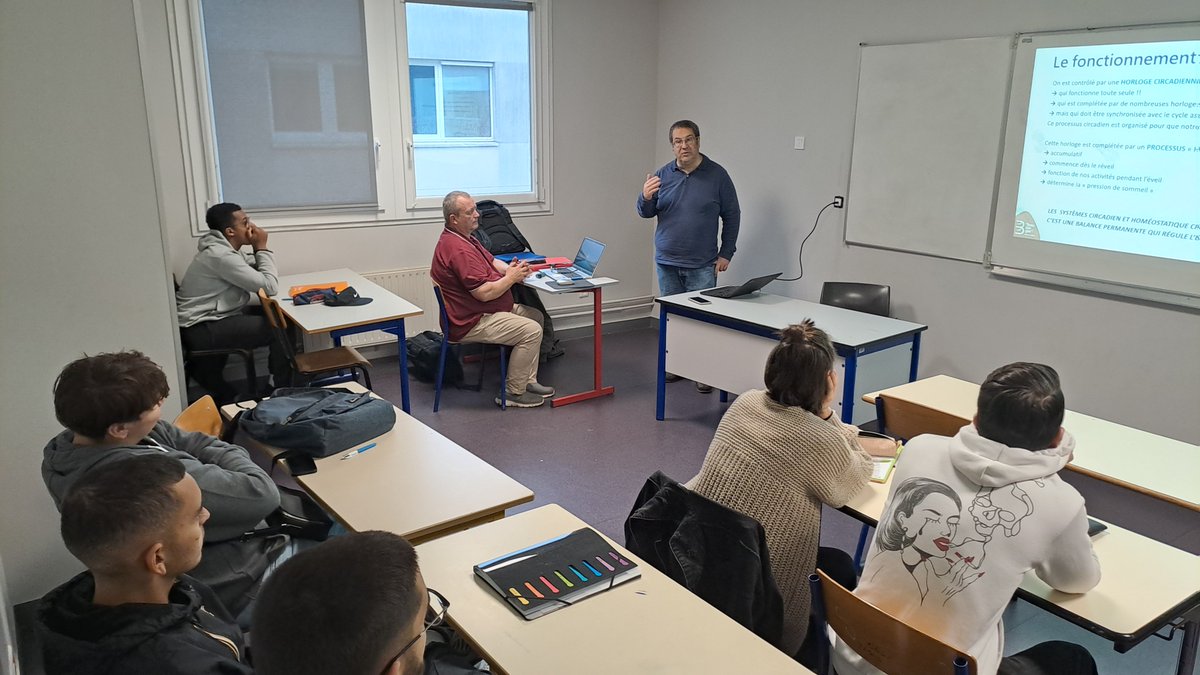 FacDesMetiers91's tweet photo. Les apprentis de CAP Boulangerie ont bénéficié de conférences sur les maladies respiratoires en boulangerie. Organisées en partenariat avec MEDIALANE/AG2R La Mondiale, cette campagne de sensibilisation porte sur l'hygiène respiratoire et les risques pro. https://t.co/zJREj7Vlv5