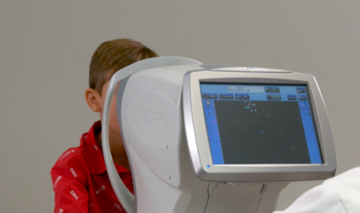 👁️ Gràcies a la col·laboració amb @NIDEK_Company, utilitzem el biòmetre AL-Scan M al programa Mirades Solidàries, el model d'aprenentatge i servei del CUV i la FOOT i el projecte CISViT. Mira el vídeo complet aquí: youtu.be/LdD6Xt64d6c?si…àries #CISViT