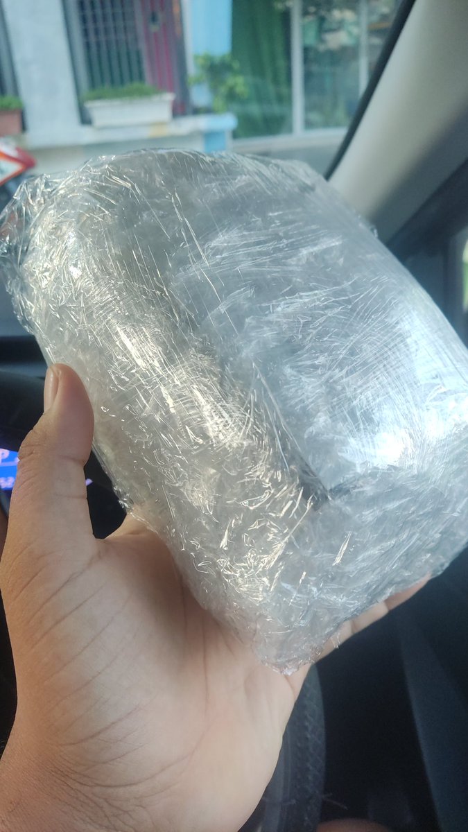 Megat_Yaesree's tweet photo. Ini memang last straw pakai J&amp;T Express Malaysia.
Barang kene rembat, kesian buyer dapat parcel foam je dapat. Ni kali ke dua kena, pertama barang lesap terus.

Siapa-siapa dalam friend list nampak TC Electronic Brainwaves jual tapi agak red flag, inform saya.

#JandT https://t.co/YiNCQR4Oub