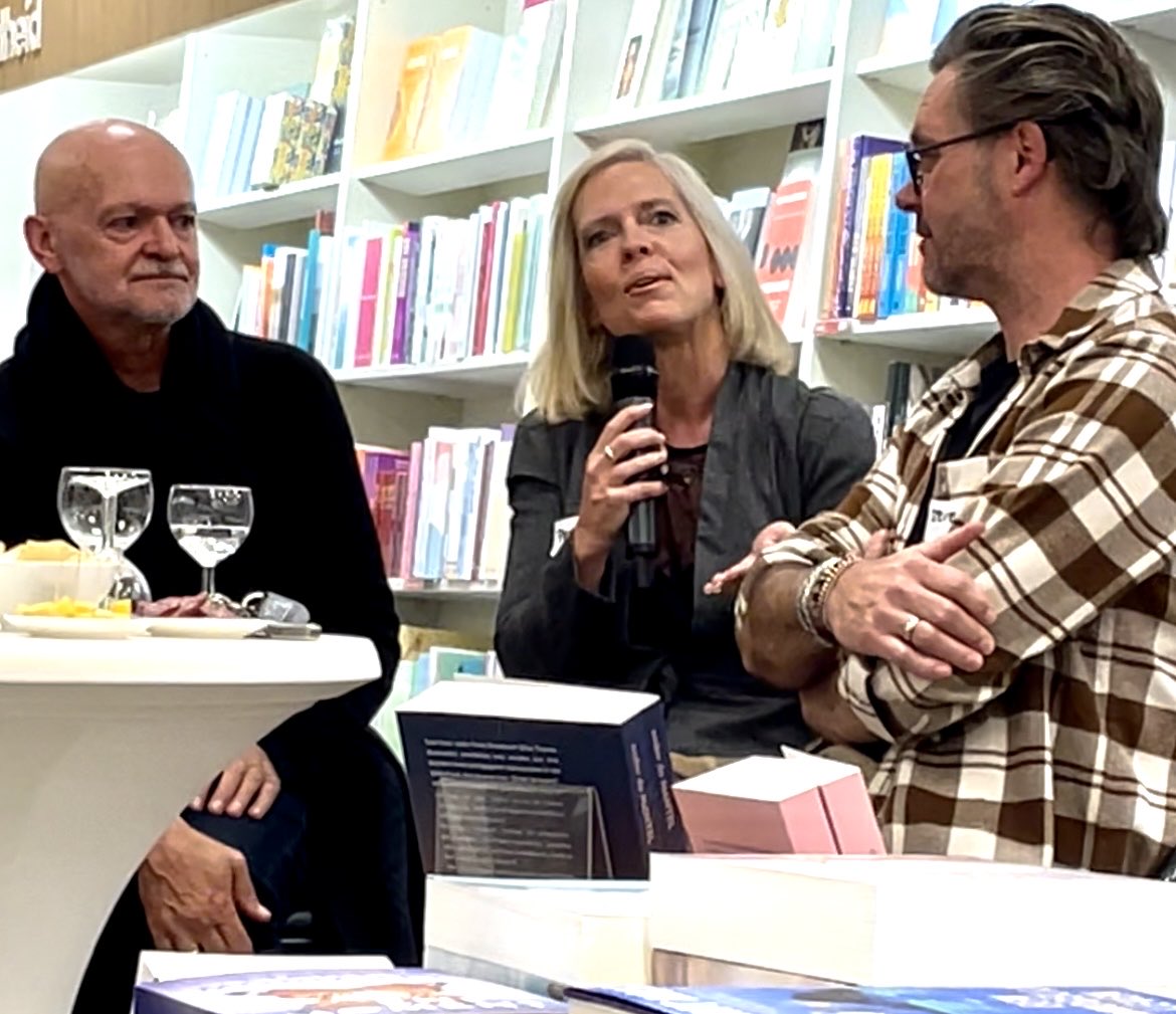 Wat een fantastische thrilleravond bij <a href="/Standaard/">Standaard</a> Boekhandel Deinze! 📚🔍 Bedankt aan alle lezers voor de fijne gesprekken en spannende vragen. Genoten van elk moment! #ThrillerAuteur #Deinze #BoekEvent #DePatiënt #Kansloos