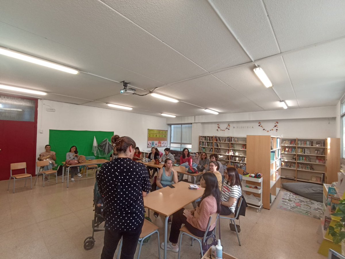 afamontessori's tweet photo. Gràcies, famílies, per omplir l'assemblea d'ahir amb energia i bon rotllo! 🙌💥 Així sí que es fa pinya! 🍍
 #AFA #FamíliesUnides #FemComunitat #JuntsÉsMillor #ConnectatalMontessori https://t.co/l197S75C1k
