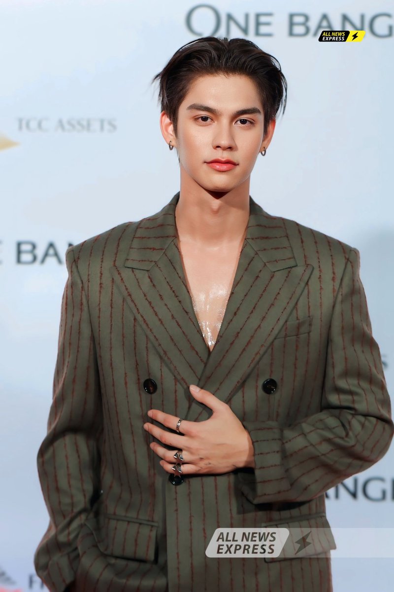 ALLNewsEXPRESS1's tweet photo. (2)ปิดRed​Carpetได้ยิ่งใหญ่ “ไบร์ท วชิรวิชญ์” ร่วมเดิน Red Carpet ในงาน Grand Openning One Bangkok 

#bbrightvc
#OneBangkokxBRIGHT
#LetOurHeartsBeatAsOne
#OneBangkok #TheHeartOfBangkok
#OneBangkokPeople https://t.co/4ExMsZPayj