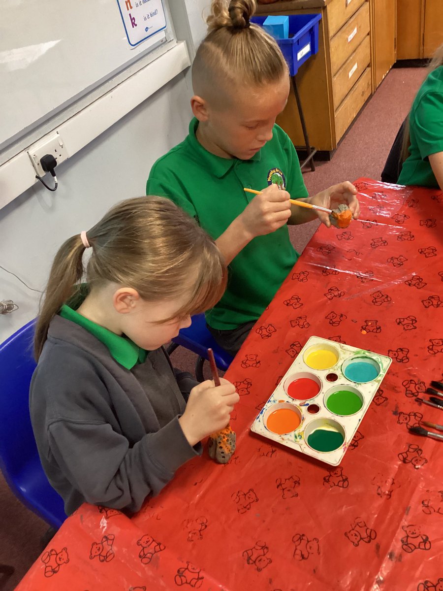 4Yearsley's tweet photo. Today we have painted our pumpkins and finished our infinity rooms. They look fabulous. https://t.co/IHnudK6LSL