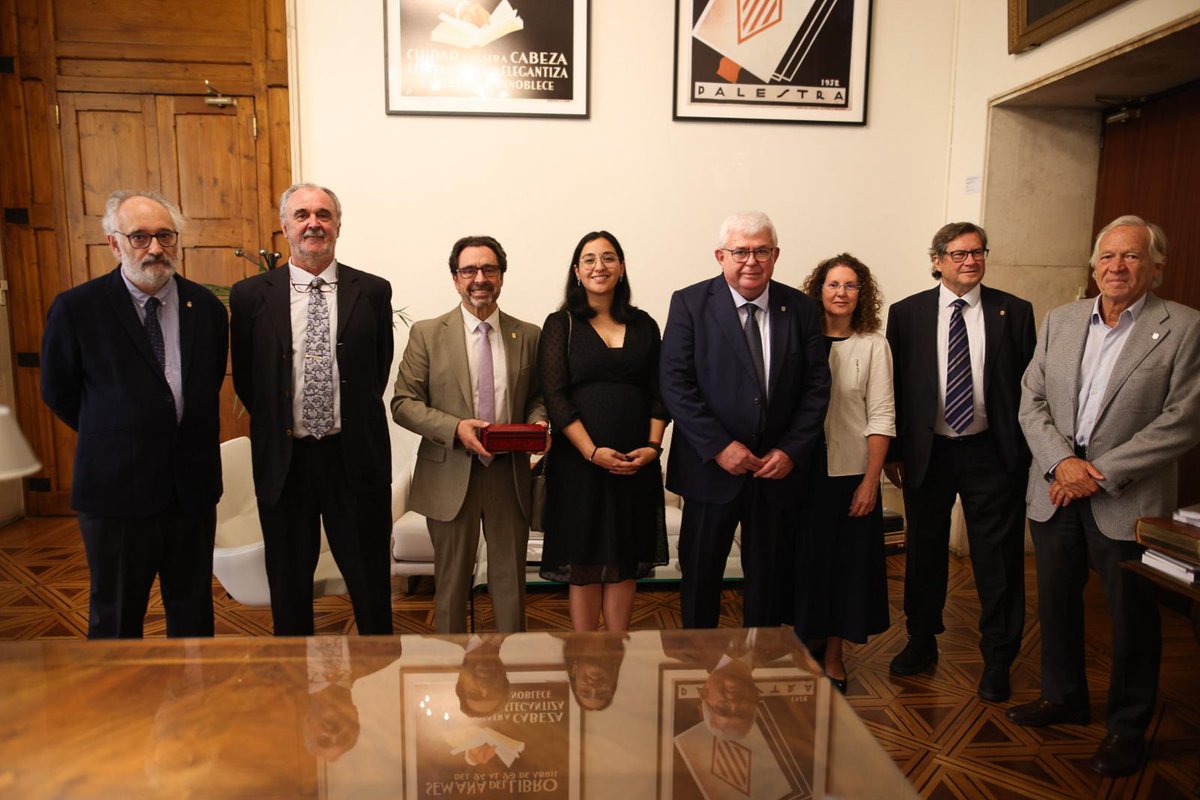 «La ciència sols és possible amb la llibertat de l’esperit, i mor quan se la vol tancar dintre de quadres rígids», deia l’admirat Pere Bosch Gimpera, que avui hem homenatjat.

No hi puc estar més d’acord, ni puc deixar de recordar el seu mestratge, sense el qual no s’entenen ni