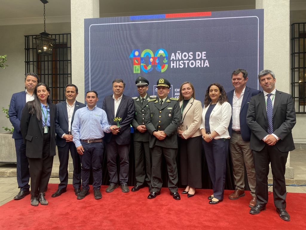 Colaboración entre #INIAChile y <a href="/Gendarmeria_CL/">Gendarmería de Chile</a>  es reconocida por el <a href="/MinagriCL/">Ministerio de Agricultura de Chile 🇨🇱</a> 

✅Ambas instituciones fueron galardonadas por proyecto que ha permitido a personas privadas de libertad aprender sobre agricultura como una forma de reinserción social.

📲tinyurl.com/256gdh6l