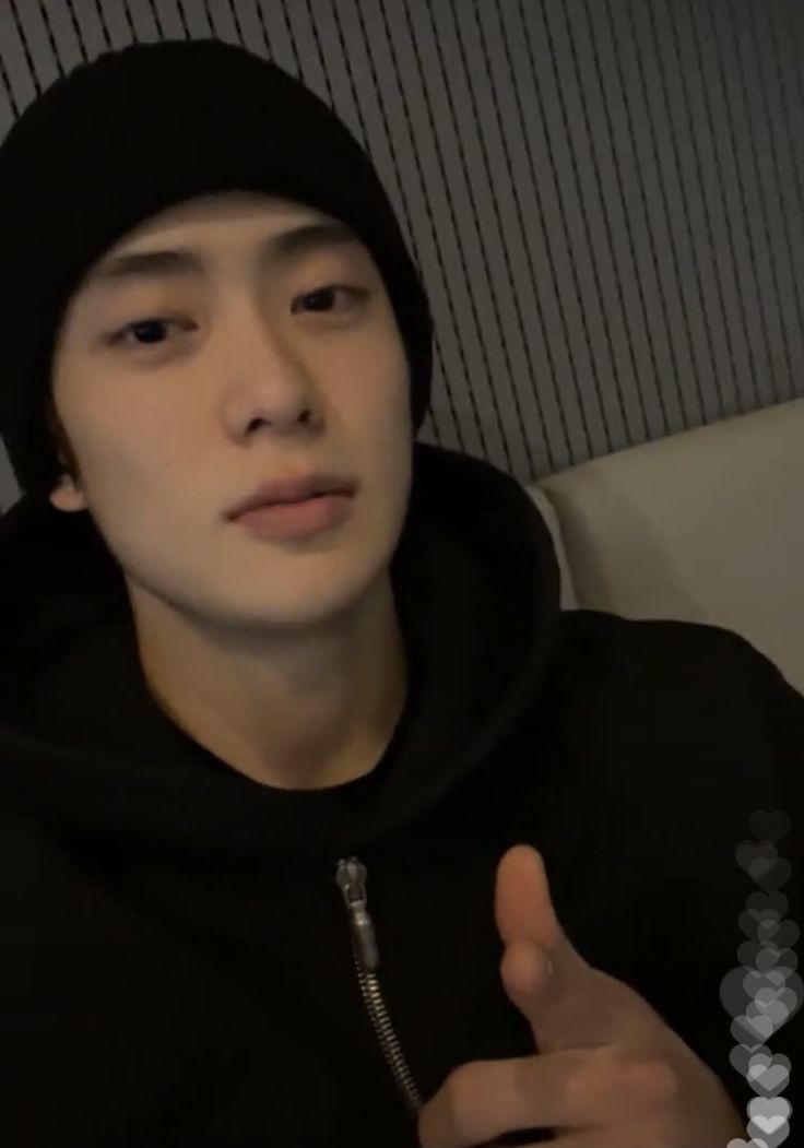 2 orang menolak asing setelah putus 

From — mantan masa gitu ?? — 
A jaeyong few tweet au