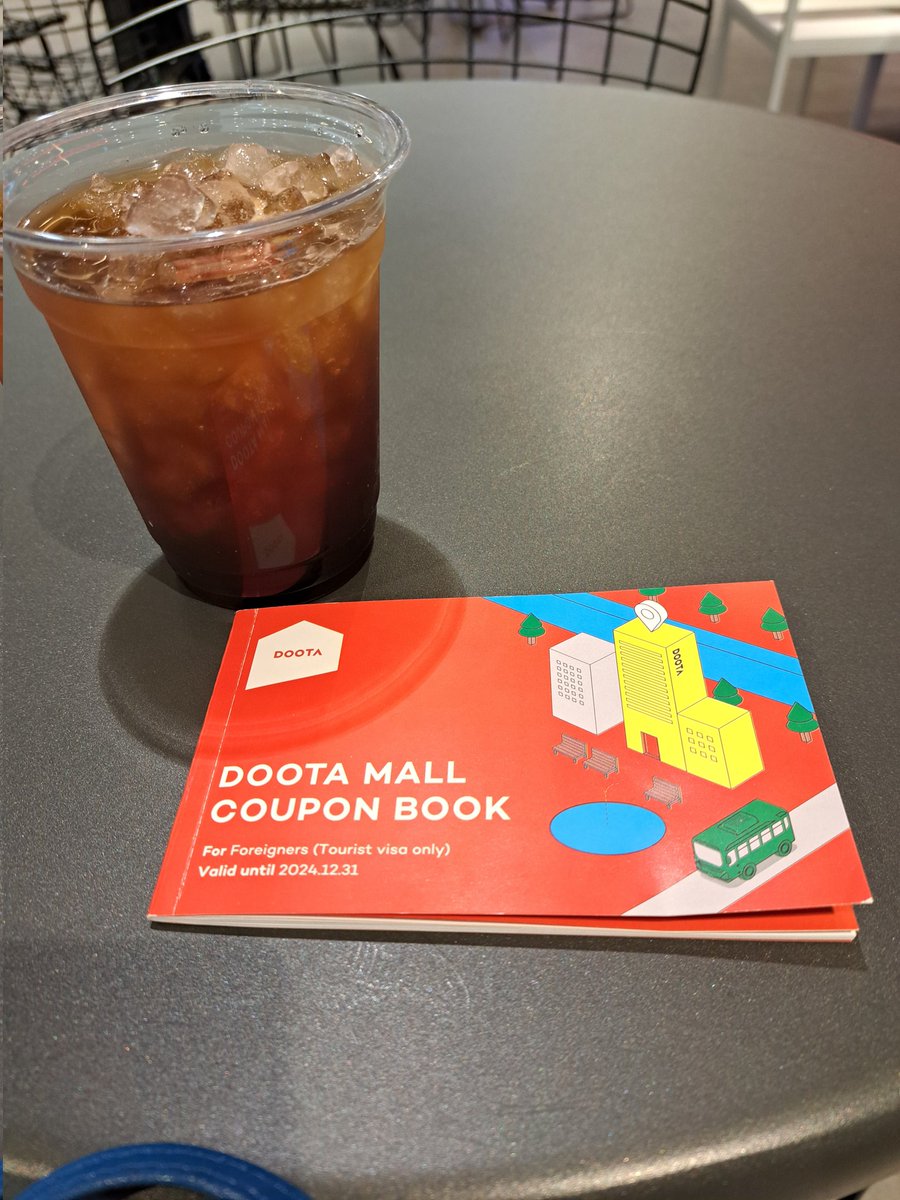 ShuPeony's tweet photo. 只今、韓国東大門！DOOTAのロボットコーヒーもらった！クーポンで無料！
隣りのお店のお兄さんにしてもらったんだけどさ、ため息舌打ちするのどぉよ！
生きてる内にそんな態度は損するよ！
ありがとうの中には感謝がこもってるんだよ！ https://t.co/O3BJmXzXf0