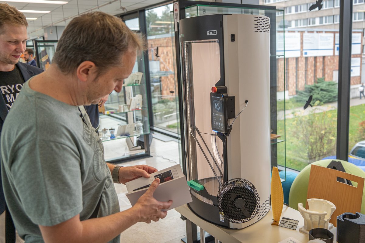 Farmaceutická fakulta v Hradci Králové Univerzity Karlovy 25. 10. 2024 slaví 55. výročí založení. Právě teď můžete navštívit stánky firemních vystavovatelů nebo ochutnat bylinné čaje.

Odborný program začíná v 15:15.
faf.cuni.cz/Vyroci/Oslava/