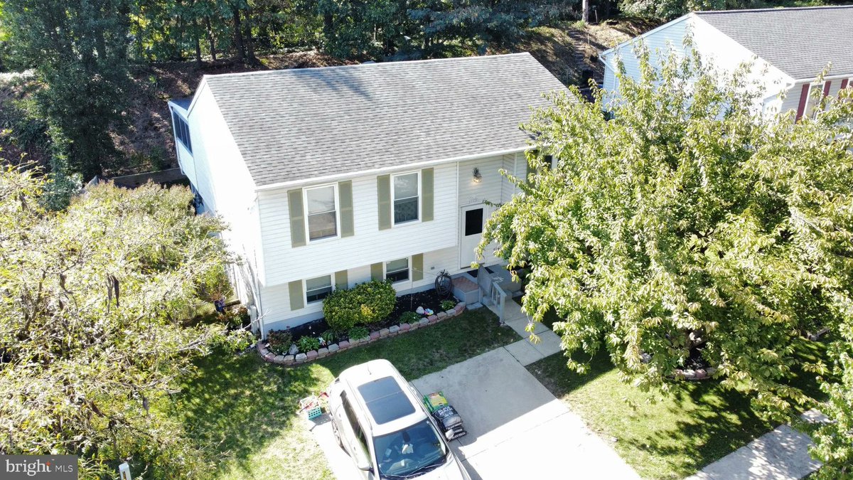 GinterGroup's tweet image. 1520 Lochaber Court, Glen Burnie, MD, 21061
4 bed | 2 bath 1892 Sq. Ft.
Active | 399900
bit.ly/48m1nAW
Welcome to your dream home! This spacious 4-bedroom, 2-bathroom bi-level home offers a perfect blend of comfort, style, and convenience. Step inside and see this...