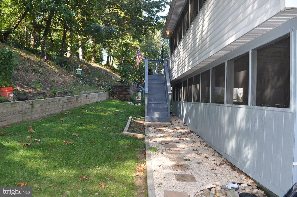 GinterGroup's tweet image. 1520 Lochaber Court, Glen Burnie, MD, 21061
4 bed | 2 bath 1892 Sq. Ft.
Active | 399900
bit.ly/48m1nAW
Welcome to your dream home! This spacious 4-bedroom, 2-bathroom bi-level home offers a perfect blend of comfort, style, and convenience. Step inside and see this...