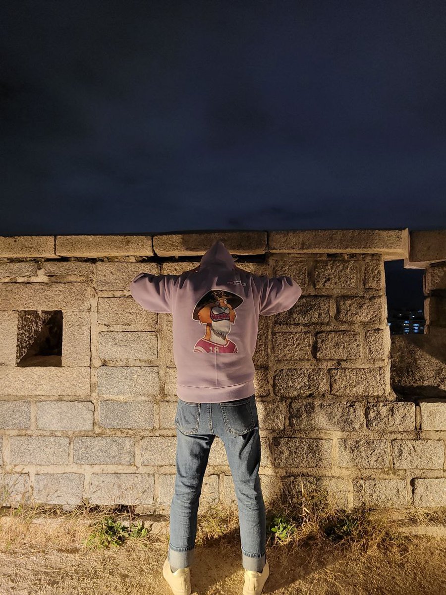 Look at him!!

He is wearing a pink hoodie like the owner of a tiger in a pink t-shirt...!!💗🐯