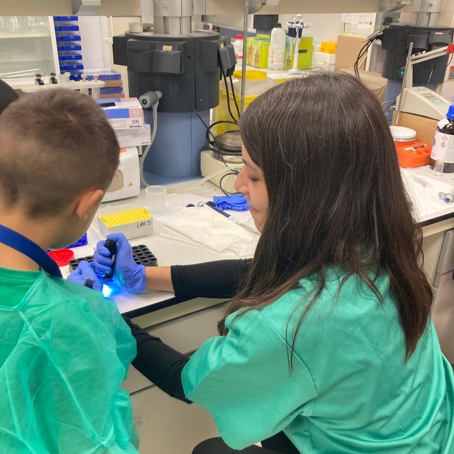 🔍 Hoy abrimos nuestras puertas a l<a href="/s/">『S』</a> estudiantes del CEIP A Ramallosa. ¡Qué gusto compartir el mundo de las ciencias desde el laboratorio! 🌟 Gracias por tanta curiosidad… ¡Aquí hay científic@s en potencia! 🚀🧑‍🔬
Porque la ciencia también es cosa de niñ@s, ¡A explorar! 🧬