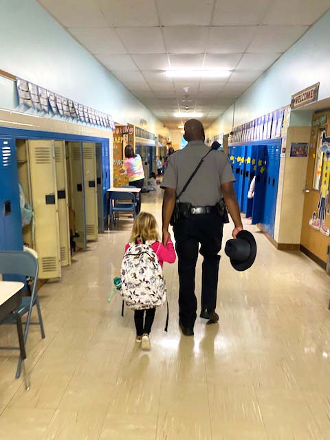 WallTwpSchools's tweet photo. We are so thankful for our Wall police officers who go above and beyond to support our students! A special shoutout to Officer Orin McKay for helping one of our Little Knights walk to class. 👮♂️❤️
#WallTogether #EverythingIsPossible #CentralElementary #WallPD #CommunityHeroes https://t.co/XFeATXVFYx