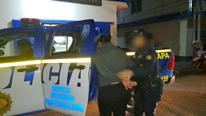 Noti7Guatemala's tweet image. Tras 27 allanamientos en #Barberena, #SantaCruzNaranjo y #PuebloNuevoViñas, #SantaRosa, hallaron Q223,175; 98 colmillos con cocaína, 7 pistolas con documentación, 1 rifle, 1 arma hechiza, 17 cargadores para arma de fuego, 239 municiones y 3 celulares. Además, 2 mujeres capturadas