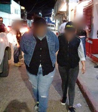 Noti7Guatemala's tweet image. Tras 27 allanamientos en #Barberena, #SantaCruzNaranjo y #PuebloNuevoViñas, #SantaRosa, hallaron Q223,175; 98 colmillos con cocaína, 7 pistolas con documentación, 1 rifle, 1 arma hechiza, 17 cargadores para arma de fuego, 239 municiones y 3 celulares. Además, 2 mujeres capturadas