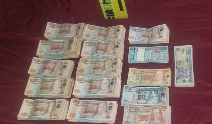 Noti7Guatemala's tweet image. Tras 27 allanamientos en #Barberena, #SantaCruzNaranjo y #PuebloNuevoViñas, #SantaRosa, hallaron Q223,175; 98 colmillos con cocaína, 7 pistolas con documentación, 1 rifle, 1 arma hechiza, 17 cargadores para arma de fuego, 239 municiones y 3 celulares. Además, 2 mujeres capturadas