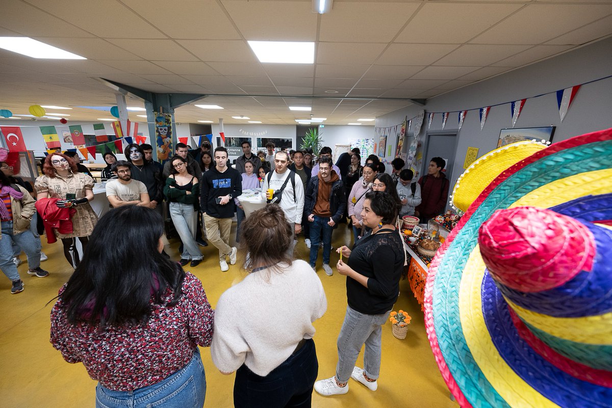 Université de Lille (@univ_lille) on Twitter photo Ce mercredi 23 octobre se tenait, à la Maison <a href="/inter_univlille/">International - Université de Lille</a>, une soirée spéciale autour d'une grande tradition mexicaine : el Día de los Muertos 💀
À cette occasion, les étudiant·es ont pu découvrir cette culture riche en tradition dans une ambiance festive et chaleureuse 🇲🇽 Ce mercredi 23 octobre se tenait, à la Maison <a href="/inter_univlille/">International - Université de Lille</a>, une soirée spéciale autour d'une grande tradition mexicaine : el Día de los Muertos 💀
À cette occasion, les étudiant·es ont pu découvrir cette culture riche en tradition dans une ambiance festive et chaleureuse 🇲🇽
