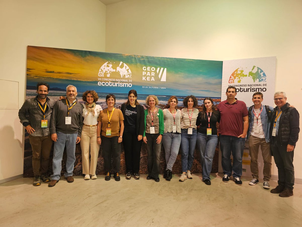 Respresentantes del Comité Organizador del VII Congreso Nacional de Ecoturismo: @Geoparkea, <a href="/SoyEcoturista/">Soy Ecoturista</a> , <a href="/Basquetour_eus/">Basquetour</a> , <a href="/GipuzkoaTurismo/">MUY Gipuzkoa San Sebastian</a> <a href="/minturgob/">Ministerio de Industria y Turismo</a> <a href="/oapngob/">Parques Nacionales (OAPN)</a>  posan sonrientes tras la finalización de esta exitosa edición.
#congresoecoturismo24