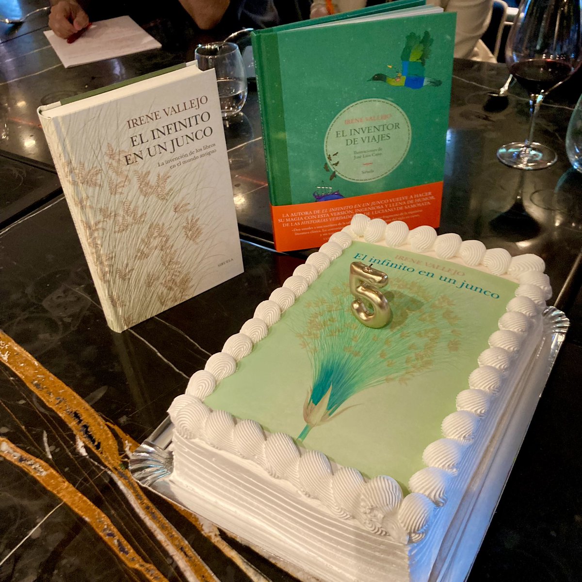 irenevalmore's tweet photo. Una fiesta con gente amiga para celebrar los cinco años del junco: el equipo de @edicionesiruela, un grupo de periodistas culturales que, sin conocerme, apoyaron el libro en los primeros pasos vacilantes, cuando parecía tan loco publicar un ensayo sobre humanidades y clásicos. https://t.co/yRyh8MA46C
