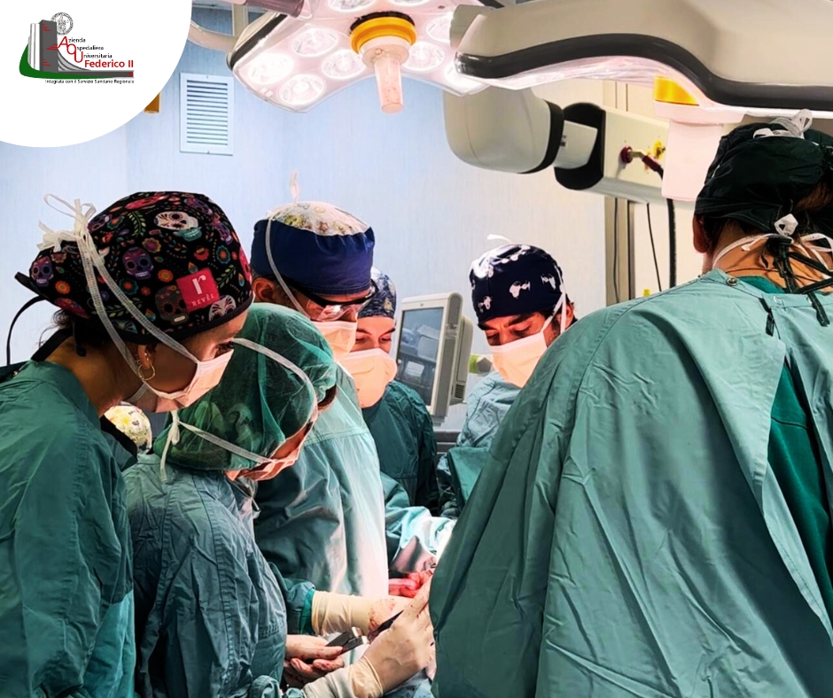Azienda Ospedaliera Universitaria Federico II di Napoli, alla “Breast Unit” intervento su una giovane paziente con mutazione genetica. Asportate in un unico intervento tube, ovaie, mammelle ed effettuata ricostruzione immediata con protesi definitive