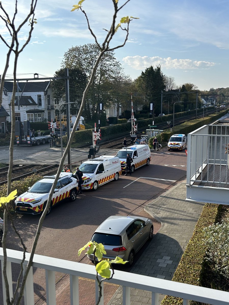 Nu 5 auto’s van ProRail met sirene. We waren al niet voldoende geschrokken.