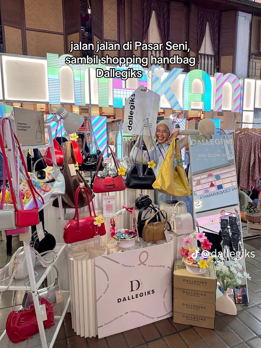 dallegiks's tweet photo. Korang yang tengh cari new handbag for rewards diri korng for this month apa kata beli handbag from us ! Cantikk tau for matching kan with your pretty outfit https://t.co/XYZ5w5LBja
