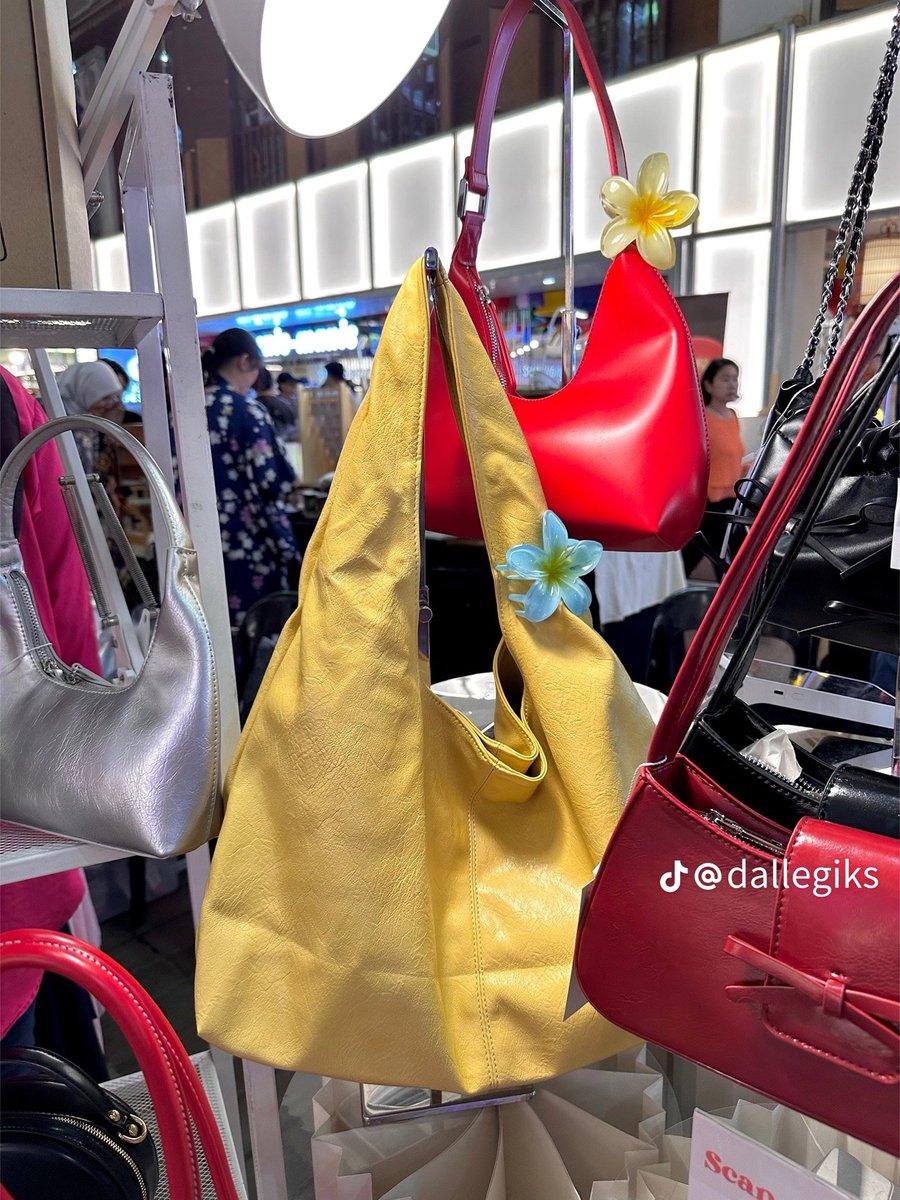 dallegiks's tweet photo. Korang yang tengh cari new handbag for rewards diri korng for this month apa kata beli handbag from us ! Cantikk tau for matching kan with your pretty outfit https://t.co/XYZ5w5LBja