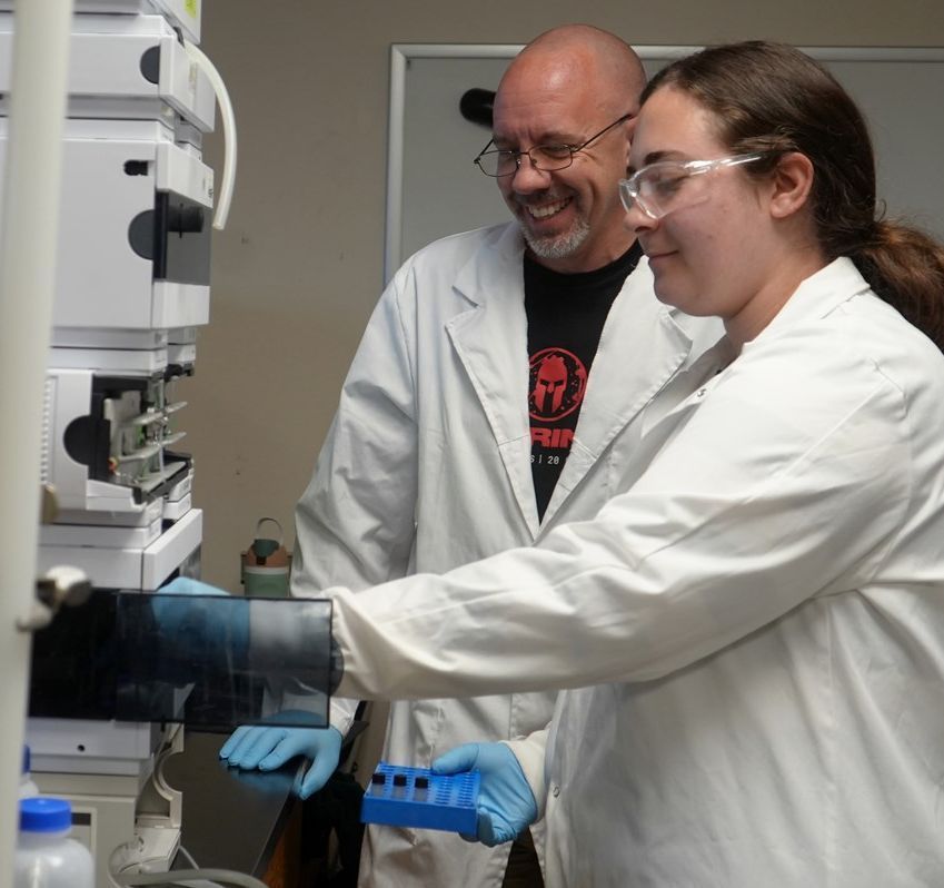 UMass Lowell Research (@umlresearch) on Twitter photo Asst. Prof. Michael Ross and Prof. Matthew Gage of <a href="/KCSciences_UML/">Kennedy College of Sciences at UMass Lowell</a> received a $450K <a href="/NIH/">NIH</a> grant to combine proteins with gold nanoparticles to be used in pH sensors. The #research could help people detect changes in their pH level, an indicator of #health: buff.ly/4hcfrB7 Asst. Prof. Michael Ross and Prof. Matthew Gage of <a href="/KCSciences_UML/">Kennedy College of Sciences at UMass Lowell</a> received a $450K <a href="/NIH/">NIH</a> grant to combine proteins with gold nanoparticles to be used in pH sensors. The #research could help people detect changes in their pH level, an indicator of #health: buff.ly/4hcfrB7