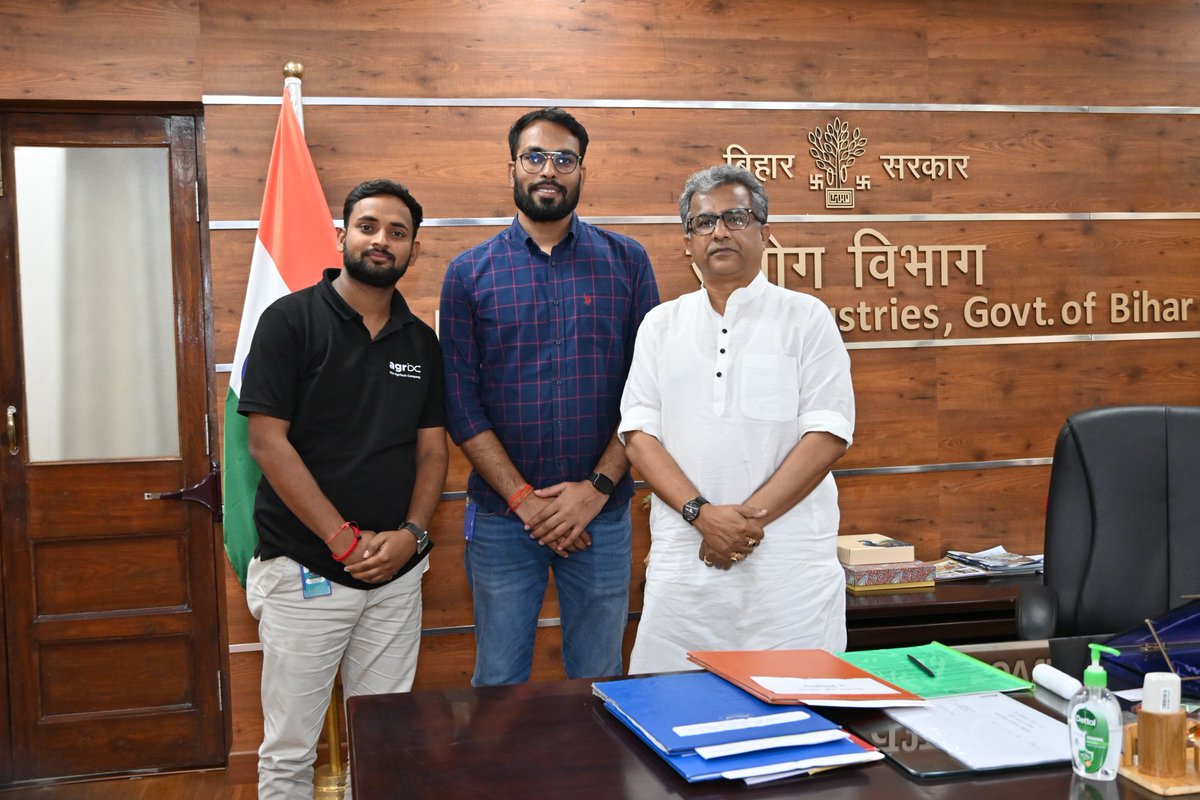 SauravAgrix's tweet image. मंत्री नितीश मिश्रा सर का धन्यवाद 
आज की बैठक में आपने जो समय और विचार दिए, वो बहुत मूल्यवान थे।
आपका हमारे विचारों और चिंताओं को सुनने का धैर्य सच में सराहनीय था। बिहार में स्टार्टअप इकोसिस्टम को बढ़ावा देने के लिए आपकी प्रतिबद्धता देखकर बहुत अच्छा लगा। 1/1
आभार @mishranitish