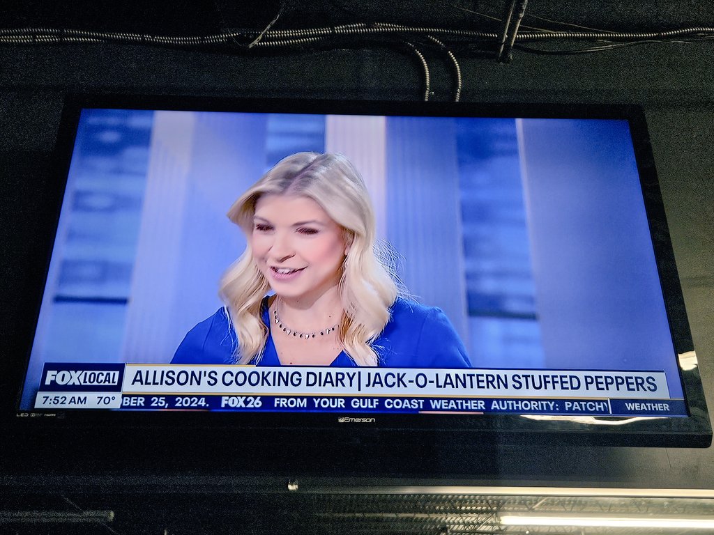 hardcorespin's tweet photo. Tune in to @FOX26Houston live with @MelissaFox26 @DDillardTV @Fox26Mike @allisongargaro she cooked something tasty 😋 today that I will make this weekend. #GloryFitness never changes the news channel. Our morning new w/ @NateGriffFOX26 @FOX26RUBEN @ShelbyRoseTV #1Fox26NewsFan https://t.co/oY0YeImreQ