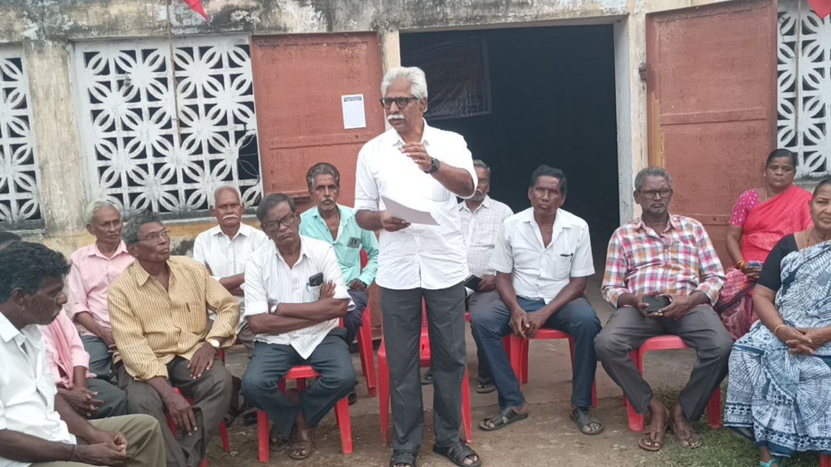 vsrcpm's tweet photo. Acc సిమెంట్ కంపెనీలో పని చేసి అక్రమ లాకౌట్ కారణంగా నష్టపోయిన కార్మికులను ఉద్దేశించి మాట్లడుతూ..
#vsrcpim #vsrcpm #hmtcement #acccements #CPIMAP #vsrinivasarao #CPM #VSR #cement #CPIM https://t.co/I7KjOWjcMZ