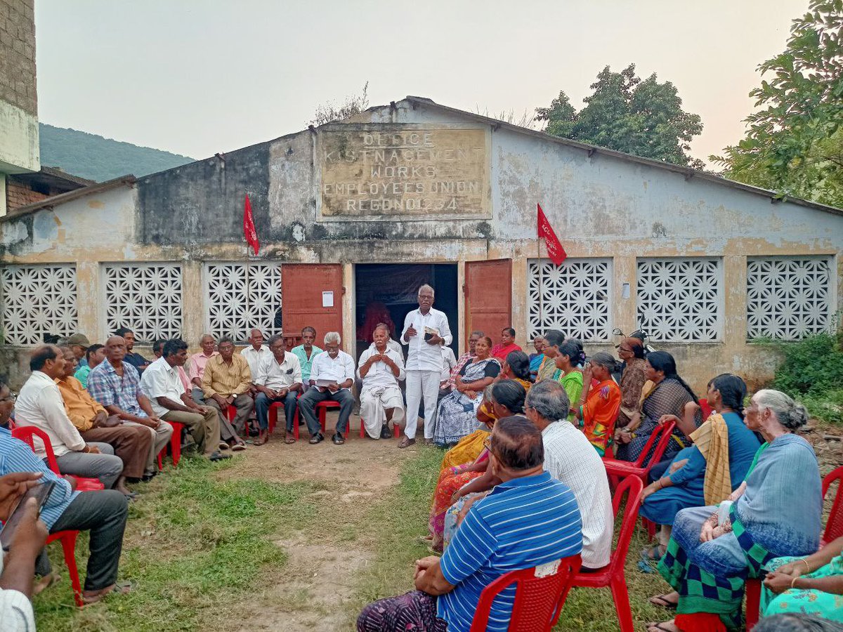 vsrcpm's tweet photo. Acc సిమెంట్ కంపెనీలో పని చేసి అక్రమ లాకౌట్ కారణంగా నష్టపోయిన కార్మికులను ఉద్దేశించి మాట్లడుతూ..
#vsrcpim #vsrcpm #hmtcement #acccements #CPIMAP #vsrinivasarao #CPM #VSR #cement #CPIM https://t.co/I7KjOWjcMZ