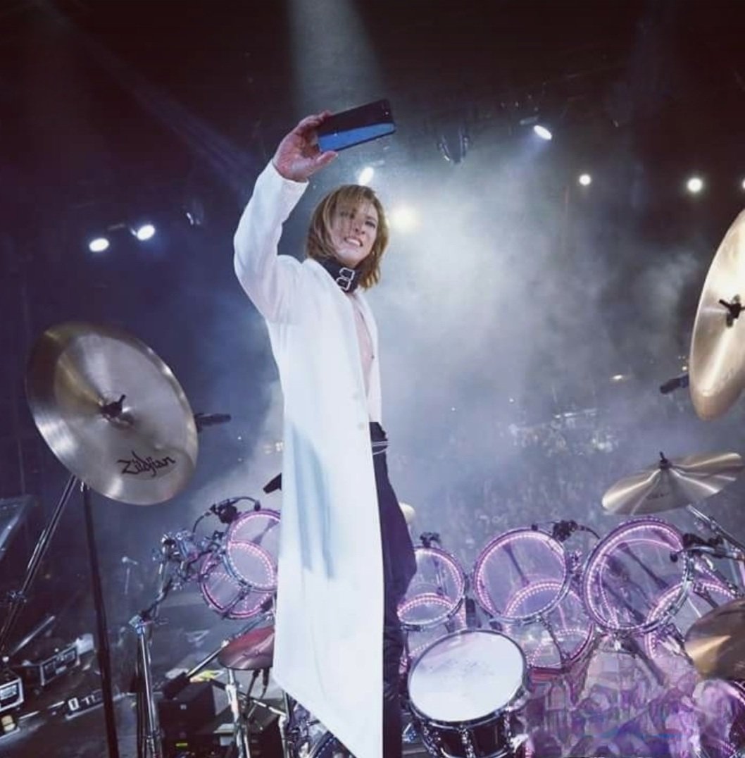 ︎🤍呟き︎🤍
 #YOSHIKI さんは、

オーディションの時から今まで自分の子供を育てるように

メンバーの皆様を大切になさっていらっしゃたと思いますꕤ︎︎

メンバーの皆さんも

YOSHIKIさんが大好きだと、
いつも言われています🌹