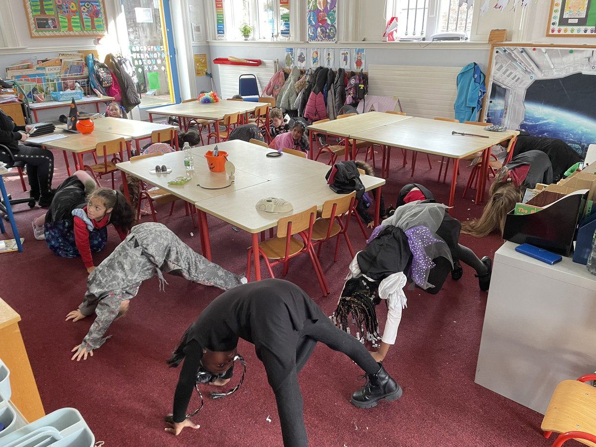 CentralModelInf's tweet image. Some spooctacular Halloween yoga in CMIS today 🎃 👻 🧙 @ActiveFlag