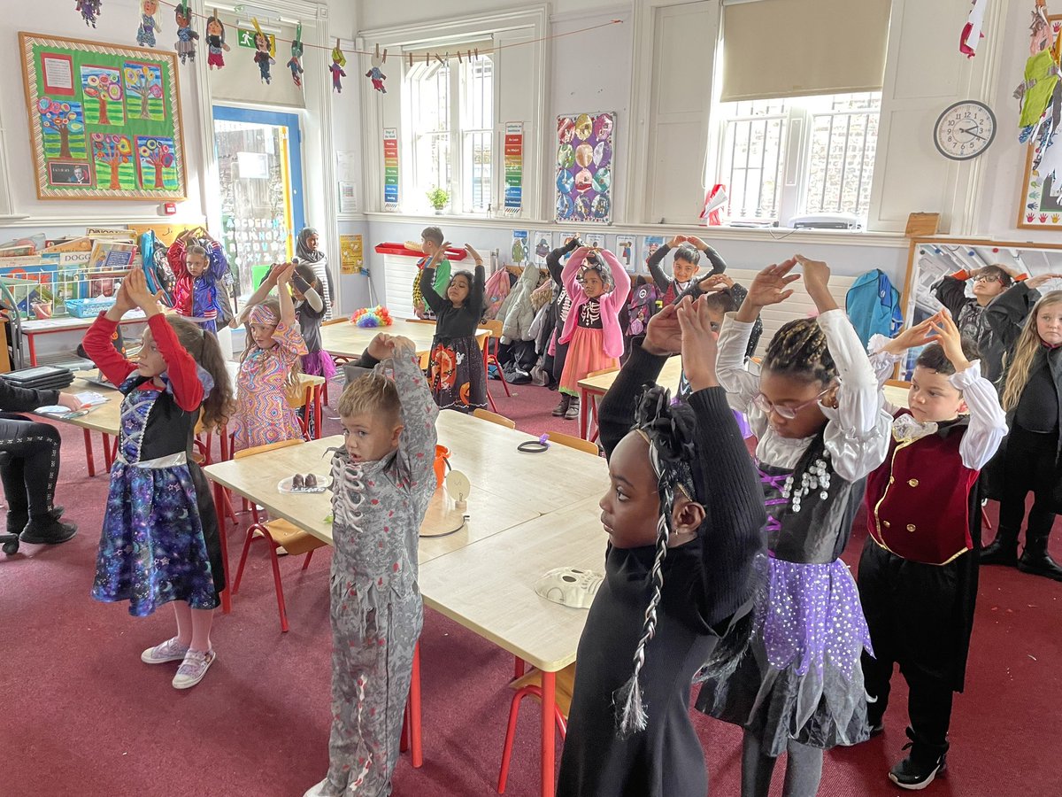 CentralModelInf's tweet image. Some spooctacular Halloween yoga in CMIS today 🎃 👻 🧙 @ActiveFlag