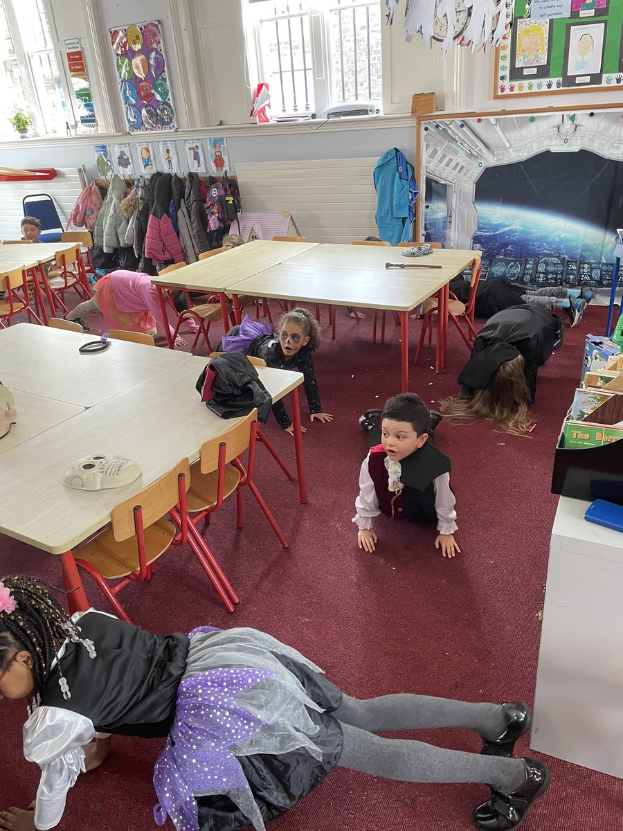 CentralModelInf's tweet image. Some spooctacular Halloween yoga in CMIS today 🎃 👻 🧙 @ActiveFlag